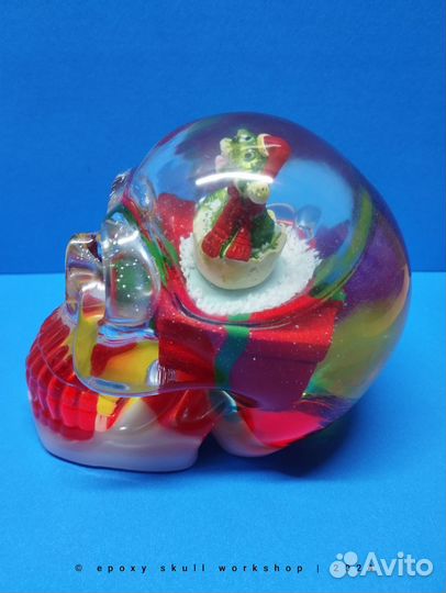 Череп из смолы, снежный шар, год змеи