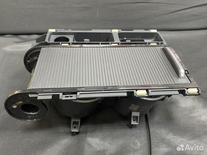 Подстаканник Passat B8 (с шторкой)