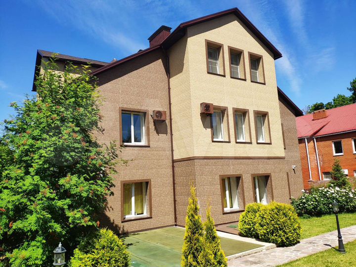 Дом 820 м² на участке 17 сот.