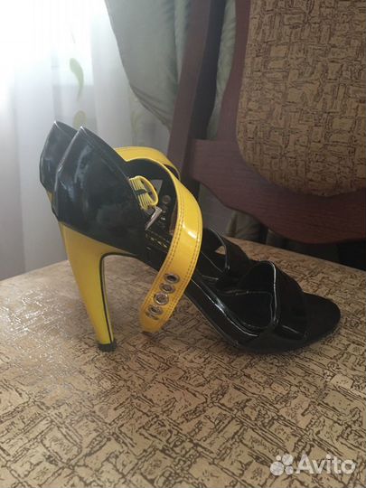 Босоножки лаковые