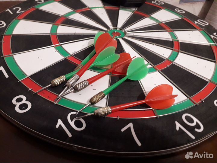 Дартс мишень с дротиками
