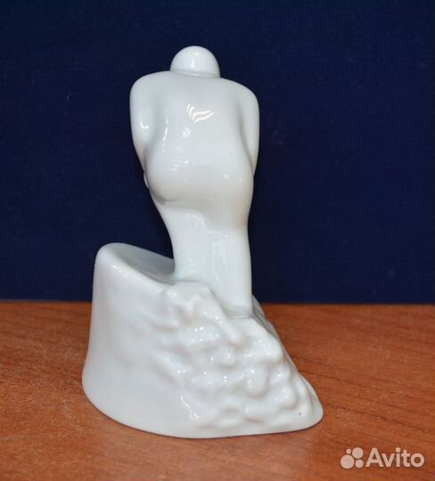 Фарфоровая статуэтка- горнолыжник ифз