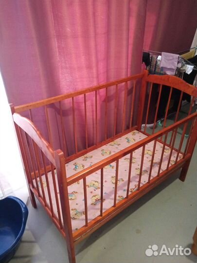 Детская кроватка с маятником