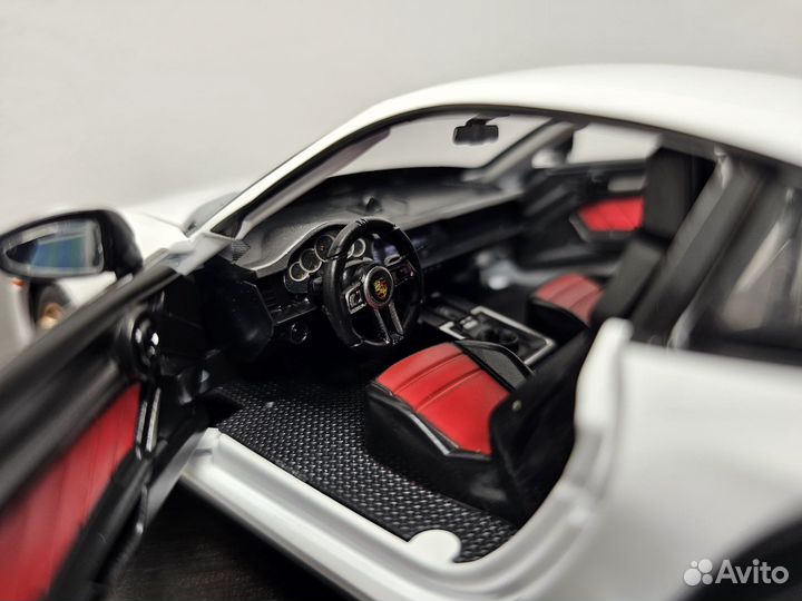 Модель машины Porsche 911 Turbo S белая