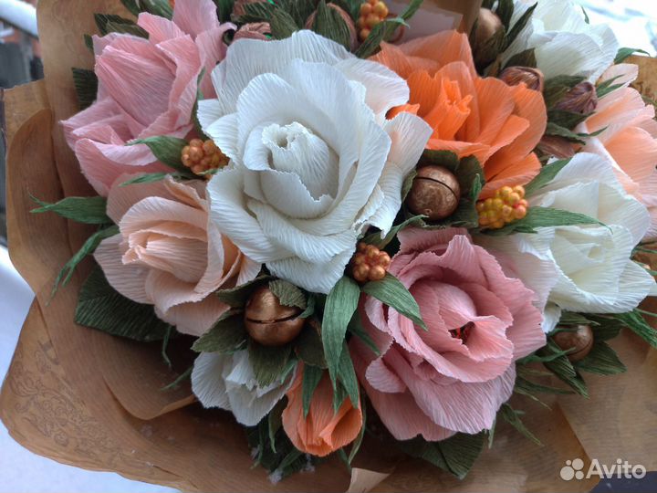 Букет из цветов с конфетами, чаем и орехами