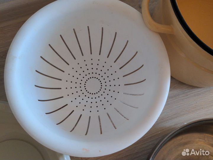 Кастрюли, миска, дуршлаг