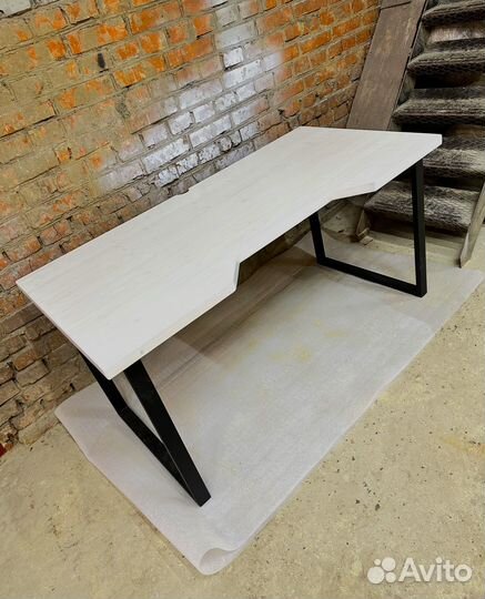 Компьютерный стол белый в стиле лофт