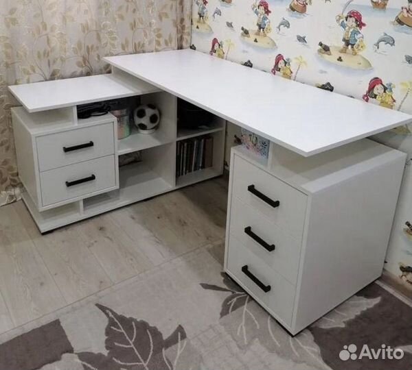 Угловой письменный стол с полками