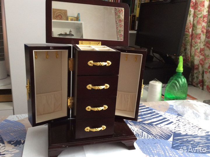 Косметическая и ювелирная шкатулка