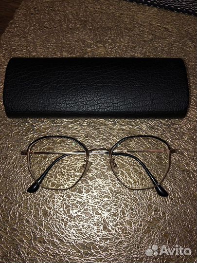 Очки и футляр для них