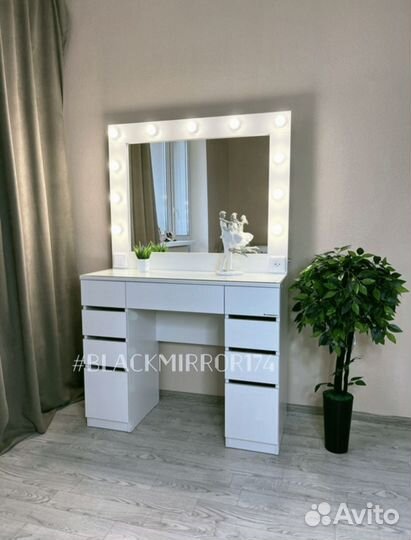 Туалетный столик с зеркалом и подсветкой