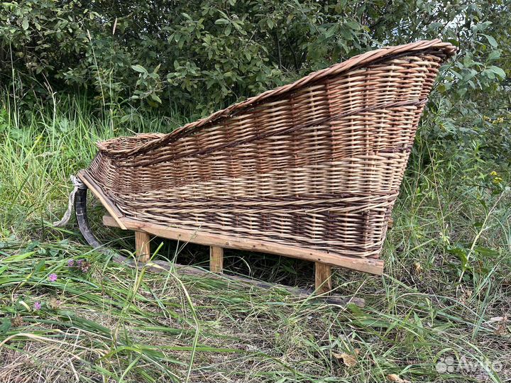 Старинные плетеные сани