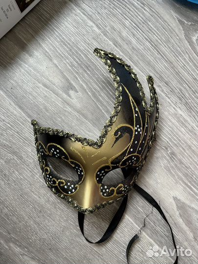 Карнавальная маска из Венеции