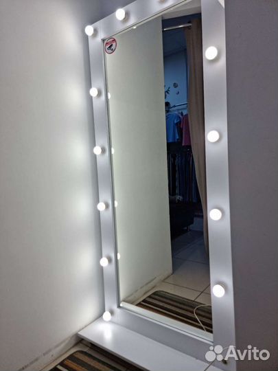 Гримерное зеркало с лампочкамиво весь рост бу