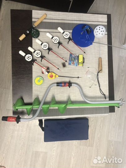 Рыболовные снасти ледобур, удочки, ящик