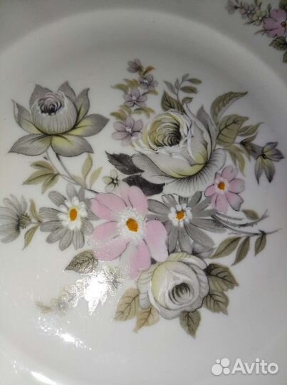 Сервиз -тарелки, блюдца, чашки