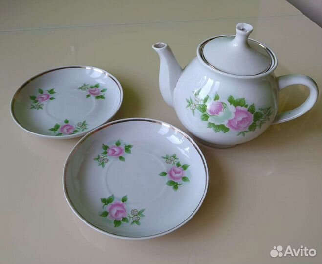 Заварочный чайник и 2 блюдца