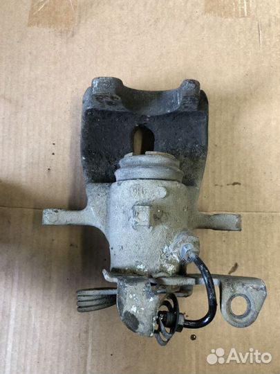 Суппорт задний правый VW Phaeton 3D0615424