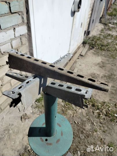 Подставки для полок металлические