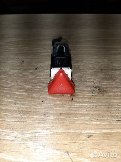 Кнопка аварийной сигнализации Volkswagen Golf 5