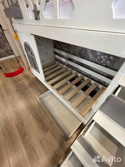 Двухярусная кровать домик со шведской стенкой б/у