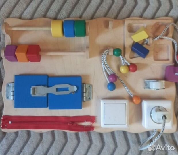 Развивающие игрушки для малышей. Бизиборд