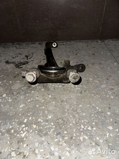 Цапфа передняя левая toyota land cruiser 200