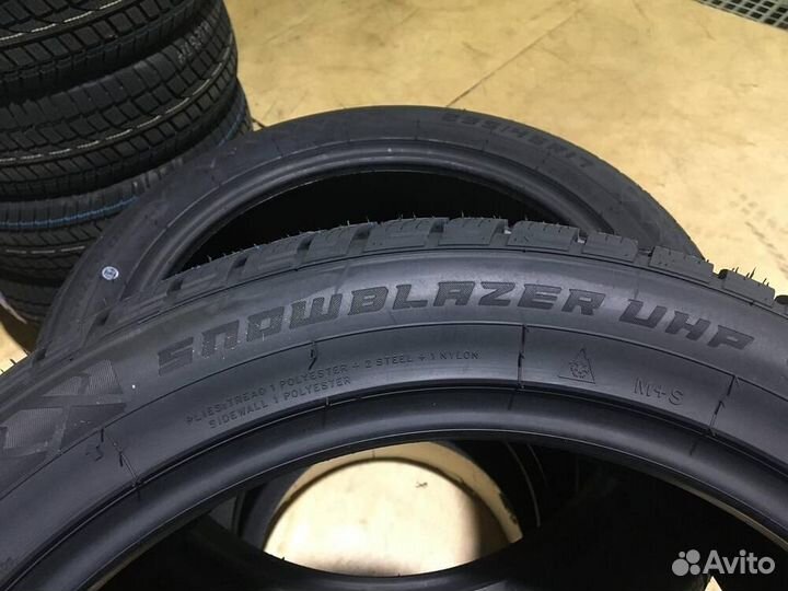 Windforce Snowblazer UHP 235/45 R17 97V