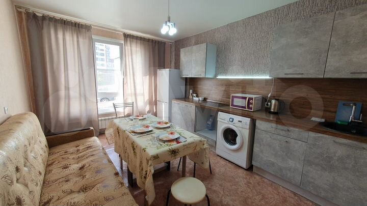 2-к. квартира, 65 м², 1/17 эт.