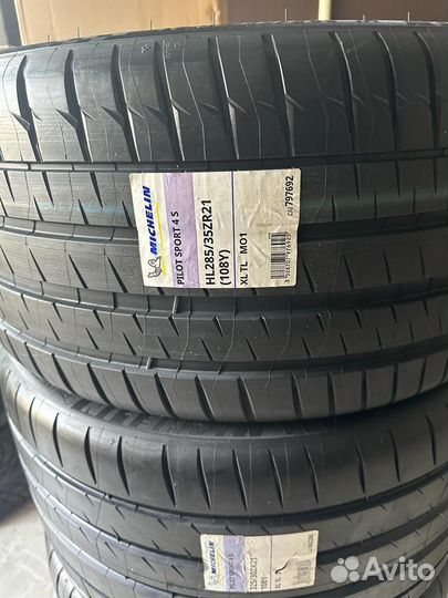 Michelin Pilot Sport 4 S 325/30 R21 и 285/35 R21