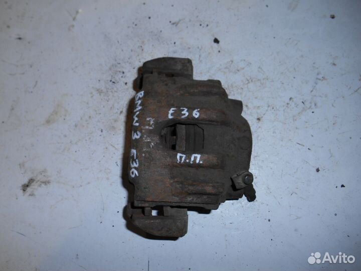 Передний правый суппорт BMW E36 бмв Е36