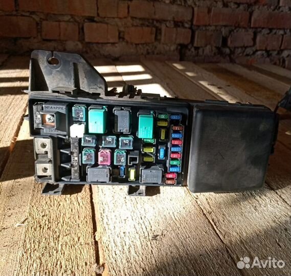 Блок предохранителей под капотом Хонда Аккорд 7