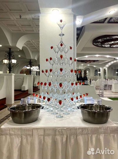 Пирамида из бокалов с шампанским/Горка из бокалов