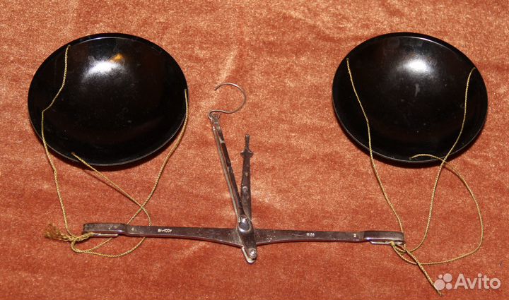 Весы равноплечие, набор гирек (разновесов)