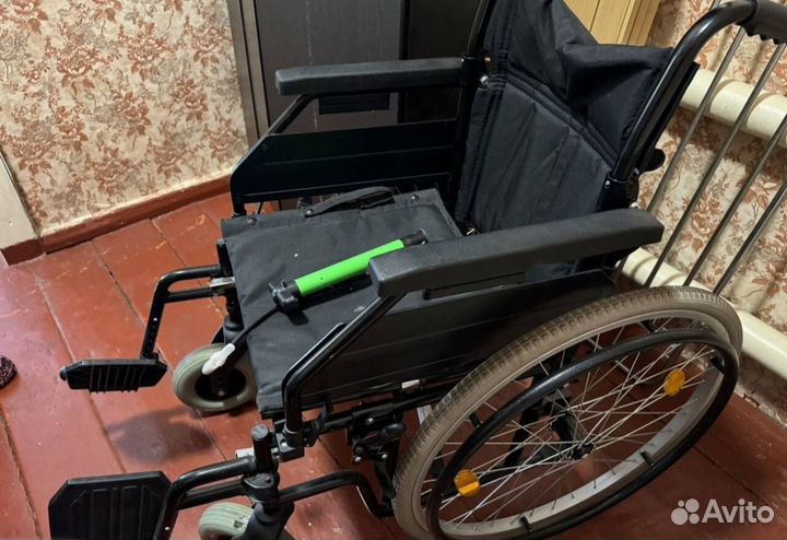 Кровать и коляска для инвалида