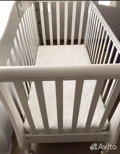 Детская кровать с бортиком матрасом и комодом