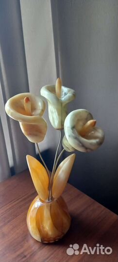 Каменные цветы в вазе