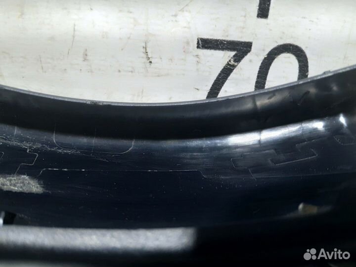 Б/У Накладка на правую петлю багажника#001