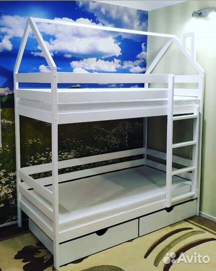 Двухъярусная кровать домик
