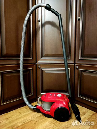 Мощный пылесос Samsung с контейнером, без мешка