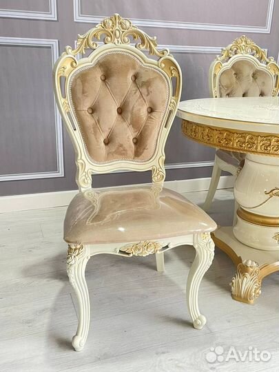 Стол и стулья