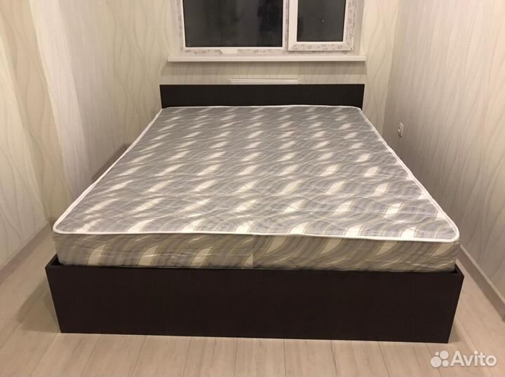 Кровать с матрасом