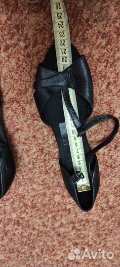 Очень много обуви для бальных танцев