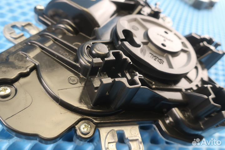 Доводчик замка крышки багажника Skoda Superb 3