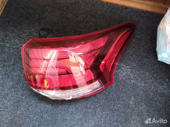 Задний правый фонарь