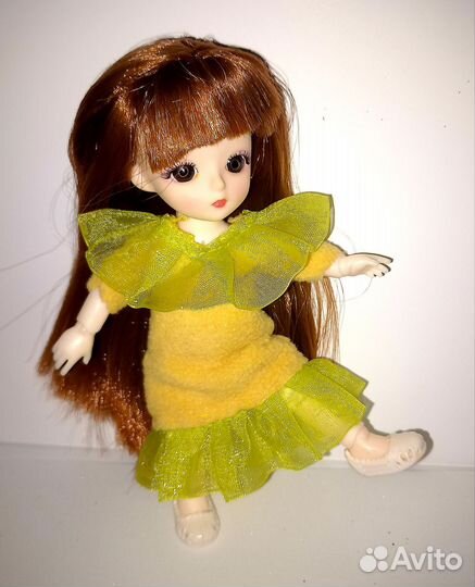 Куколка-шатенка, 16 см, с комплектом одежды