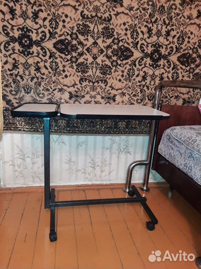 Прикроватный столик