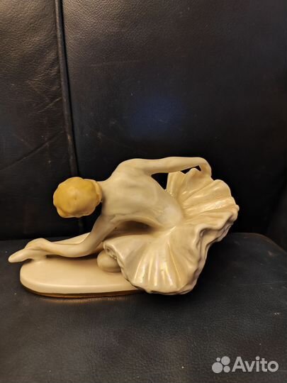 Фарфоровая статуэтка умирающий лебедь
