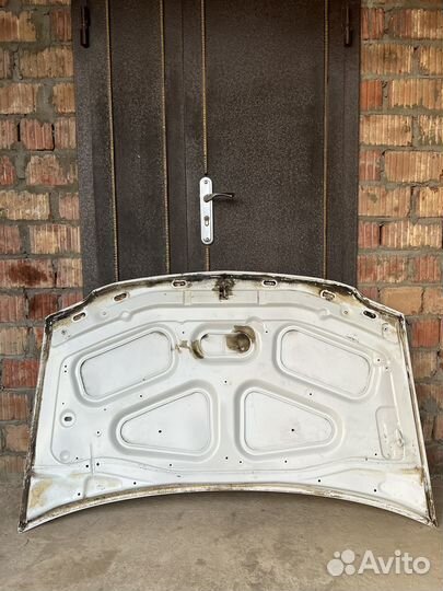 Капот на LADA largus