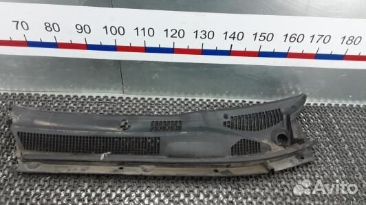 Накладка декоративная (жабо, дождевик) toyota RAV